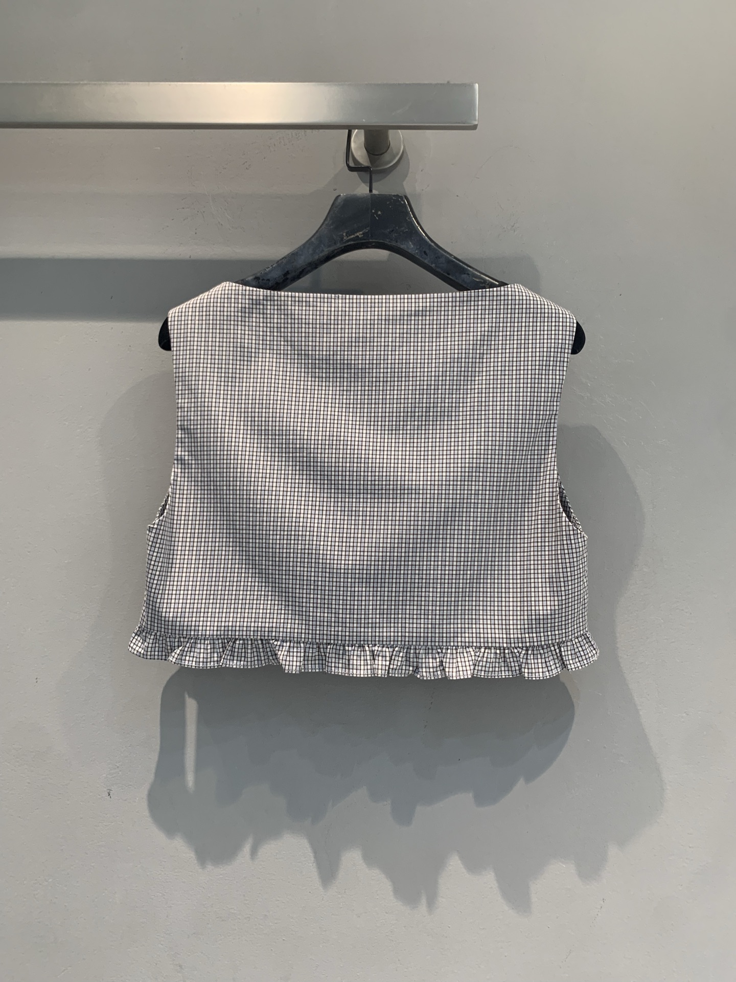新款🆕 原版开发 Miumi*春夏新款时髦复古千鸟格短款上衣，经典黑白格纹+荷叶边下摆，俏皮又精致✨。轻