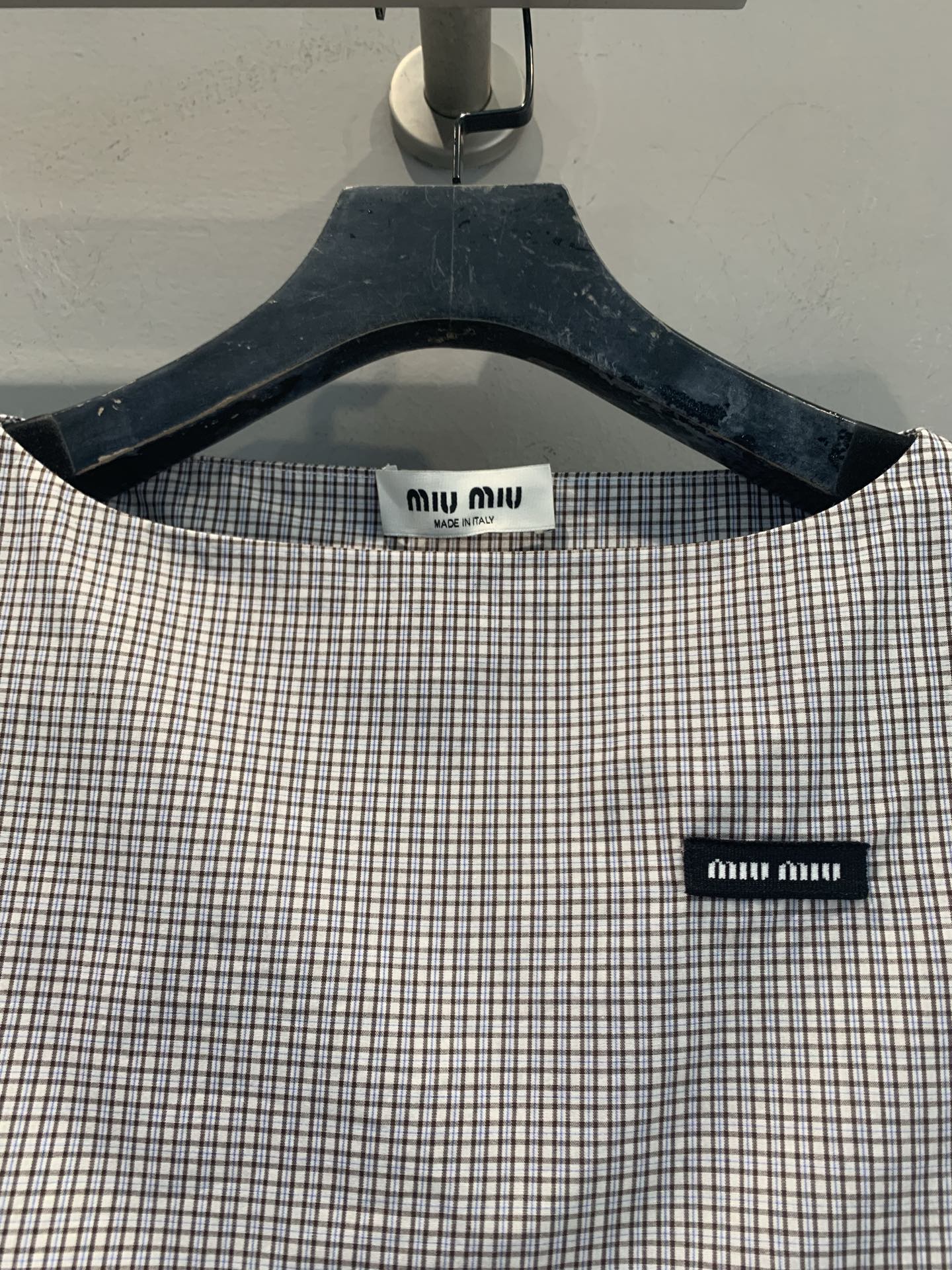 新款🆕 原版开发 Miumi*春夏新款时髦复古千鸟格短款上衣，经典黑白格纹+荷叶边下摆，俏皮又精致✨。轻