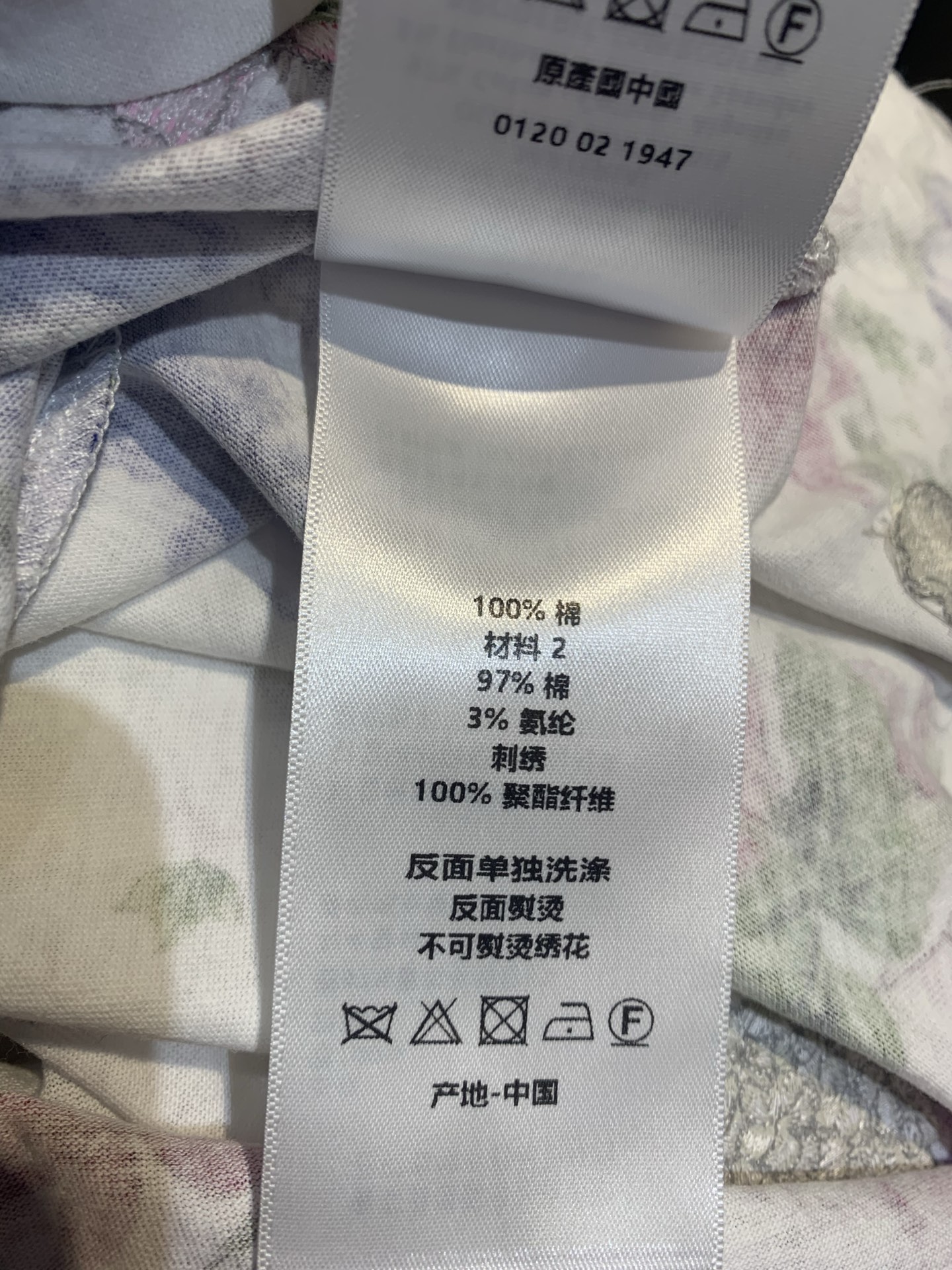 新款🆕 原版开发 CD早秋新款时髦百搭花卉刺绣短袖T恤，白色棉质面料，柔软舒适，日常穿着超友好。下摆粉紫
