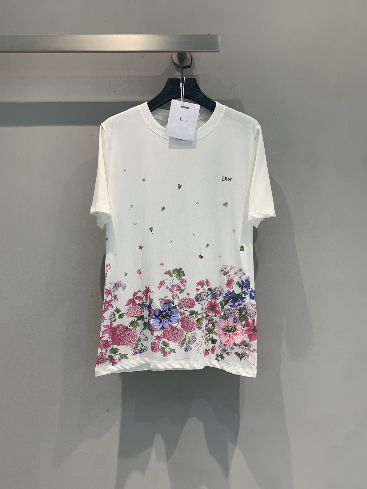 NO:904186,The new model has been shipped. The original development of CD early autumn is a new fashionable and versatile floral embroidered short-sleeved T-shirt. It is made of white cotton fabric, soft and comfortable, and super friendly for daily wear. The pink and purple floral print on the hem is fresh and elegant, and full of French romantic atmosphere. The round neck is simple and elegant, and the cuffs and collar are reinforced. It is durable and not easy to deform. Paired with denim shorts or skirts, you can easily get an elegant and casual style, perfect for going out on vacation!  Number of yards 36 38 40,,skirts,shorts,T-shirt,tees,t-shirt,19860909新款出货啦 原版开发 CD早秋新款时髦百搭花卉刺绣短袖T恤,白色棉质面料,柔软舒适,日常穿着超友好.下摆粉紫花卉印花,清新优雅,法式浪漫氛围感拉满.圆领简约大方,袖口和领口加固,耐穿不易变形.搭配牛仔短裤或半裙,轻松get优雅休闲风,度假出街都很适合！码数36 38 40,,skirts,shorts,T-shirt,tees，t-shirt,,Women's clothing