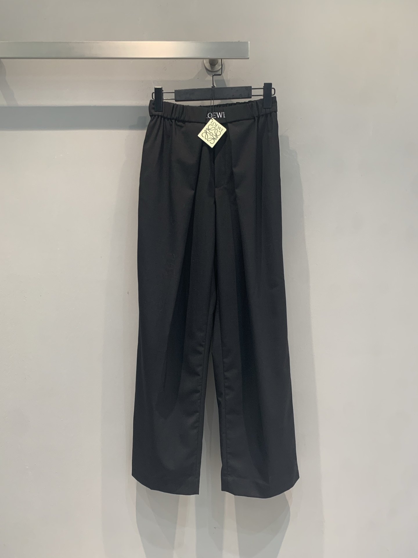 NO:904116,The new model is shipped. The original development Loew* early autumn new fashionable and versatile embroidered logo wool wide-leg trousers, high-waisted design + high-quality wool fabric, great drape, smooth and neat lines. The loose version is slim and comfortable, and can be easily used for commuting, work, and daily life. The brand logo on the waist is low-key and recognizable. It goes well with a shirt or knitted vest, and easily creates a high-end style!  Size SML,,loewe,shirts,19860909新款出货啦 原版开发 Loew*早秋新款时髦百搭刺绣logo羊毛阔腿西裤,高腰设计+优质羊毛面料,垂感超赞,线条流畅利落.宽松版型显瘦又舒适,通勤、职场、日常都能轻松驾驭.腰部品牌标识,低调又有辨识度,搭配衬衫或针织背心都很出彩,轻松打造高级感穿搭风格！码数SML,,loewe,shirts,,Women's clothing