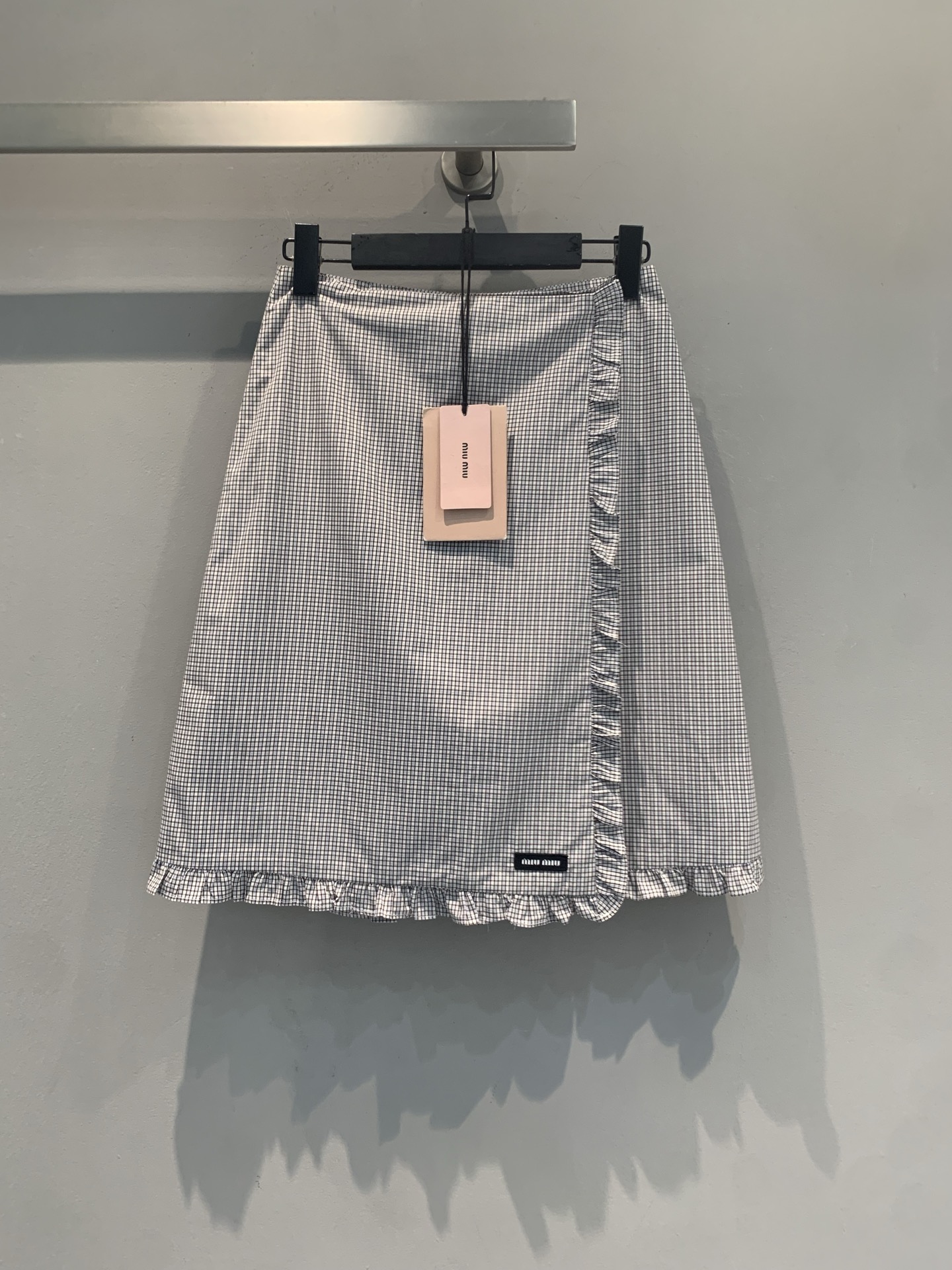 NO:904109,The new model is shipping. The original developed Miumi* spring and summer new fashionable retro fungus plaid skirt. Designed with black and white fine plaid and decorated with fungus, sweet and elegant. The A-line version modifies the crotch and leg lines, which is super friendly to pear-shaped figures!  The fabric is soft and light, making it very comfortable to wear in summer. The length reaches around the knees, so it can be easily used for daily commuting, dating, and leisure. The plaid element is classic and versatile, and you can easily get the Korean sweet girl style when paired with a basic top. It is fashionable and practical!  Code numberSML,,miumiu,skirts,19860909新款出货啦 原版开发 Miumi*春夏新款时髦复古木耳边格纹半裙.采用黑白细格纹设计,搭配木耳边装饰,甜美又优雅.A字版型修饰胯部和腿部线条,对梨形身材超友好！面料柔软轻盈,夏天穿很舒服,长度到膝盖附近,日常通勤、约会、休闲都能轻松驾驭.格纹元素经典百搭,配基础款上衣就能轻松get韩系甜妹风,时髦又实用！码数SML,,miumiu,skirts,,Women's clothing