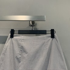 新款🆕 原版开发 Miumi*春夏新款时髦复古木耳边格纹半裙。采用黑白细格纹设计,搭配木耳边装饰,甜美又 新款🆕 原版开发 Miumi*春夏新款时髦复古木耳边格纹半裙。采用黑白细格纹设计,搭配木耳边装饰,甜美又