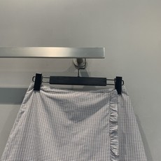 新款🆕 原版开发 Miumi*春夏新款时髦复古木耳边格纹半裙。采用黑白细格纹设计,搭配木耳边装饰,甜美又 新款🆕 原版开发 Miumi*春夏新款时髦复古木耳边格纹半裙。采用黑白细格纹设计,搭配木耳边装饰,甜美又