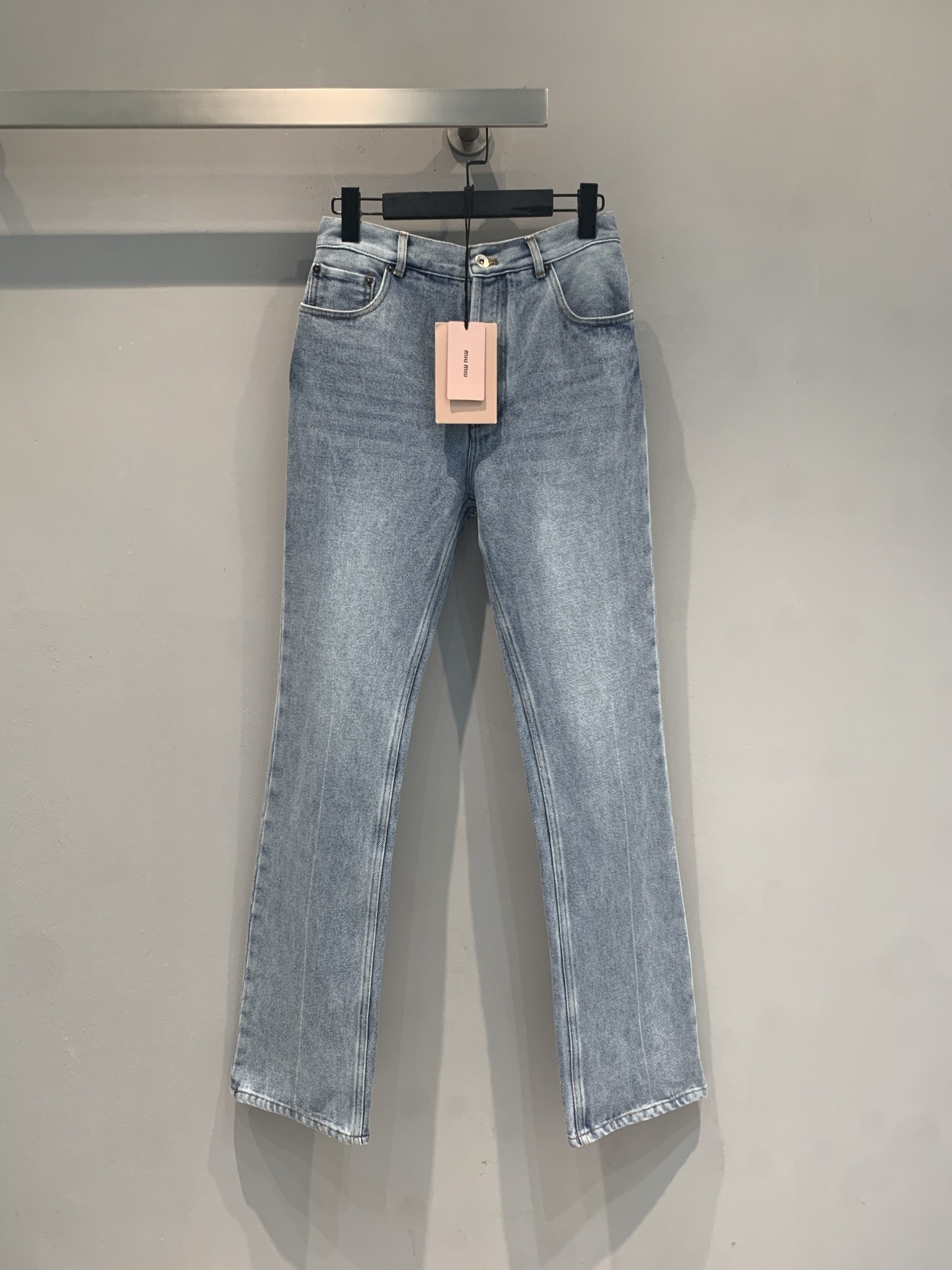 NO:904210,The new model is shipping. The original developed Miumi* new spring and summer fashionable and versatile light blue high-waisted straight jeans, classic washed fabric, soft and elastic, super comfortable to wear!  The high-waisted design modifies the waistline and elongates the leg proportions. The straight version is not flattering on the figure, and the slightly flared trousers are retro and fashionable. It can be easily used for daily commuting and leisure. It is OK to match with sweaters, sweaters or shirts. With white shoes or short boots, you can easily get Japanese or Korean style~Size SML,,miumiu,boots,hoodie,sweatshirts,jeans,shirts,19860909新款出货啦 原版开发 Miumi*春夏新款时髦百搭浅蓝色高腰直筒牛仔裤,经典水洗面料,柔软有弹性,穿着超舒适！高腰设计修饰腰线,拉长腿部比例,直筒版型不挑身材,微喇裤脚复古又时髦.日常通勤、休闲都能轻松驾驭,搭配卫衣、针织衫或衬衫都很OK,配小白鞋或短靴,轻松get日系or韩系穿搭风格～码数SML,,miumiu,boots,hoodie,sweatshirts,jeans,shirts,,Women's clothing
