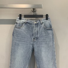 新款🆕 原版开发 Miumi*春夏新款时髦百搭浅蓝色高腰直筒牛仔裤,经典水洗面料,柔软有弹性,穿着超舒适 新款🆕 原版开发 Miumi*春夏新款时髦百搭浅蓝色高腰直筒牛仔裤,经典水洗面料,柔软有弹性,穿着超舒适