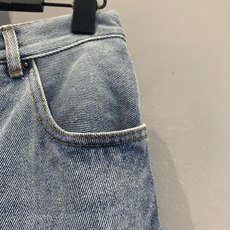新款🆕 原版开发 Miumi*春夏新款时髦百搭浅蓝色高腰直筒牛仔裤,经典水洗面料,柔软有弹性,穿着超舒适 新款🆕 原版开发 Miumi*春夏新款时髦百搭浅蓝色高腰直筒牛仔裤,经典水洗面料,柔软有弹性,穿着超舒适