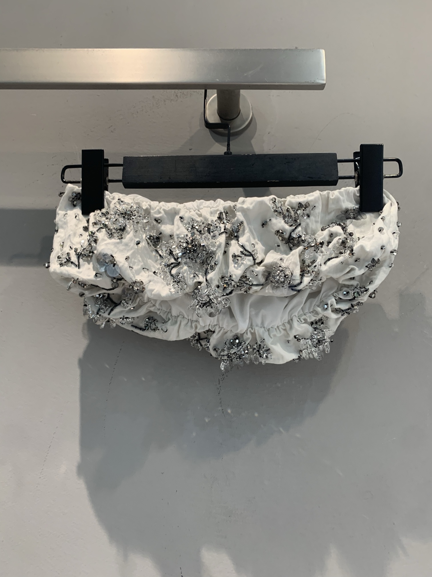 新款🆕 原版开发 Miumi*春夏新款时髦百搭重工钉珠白色原生棉裹胸，手工花型钉珠超精致，blingbl