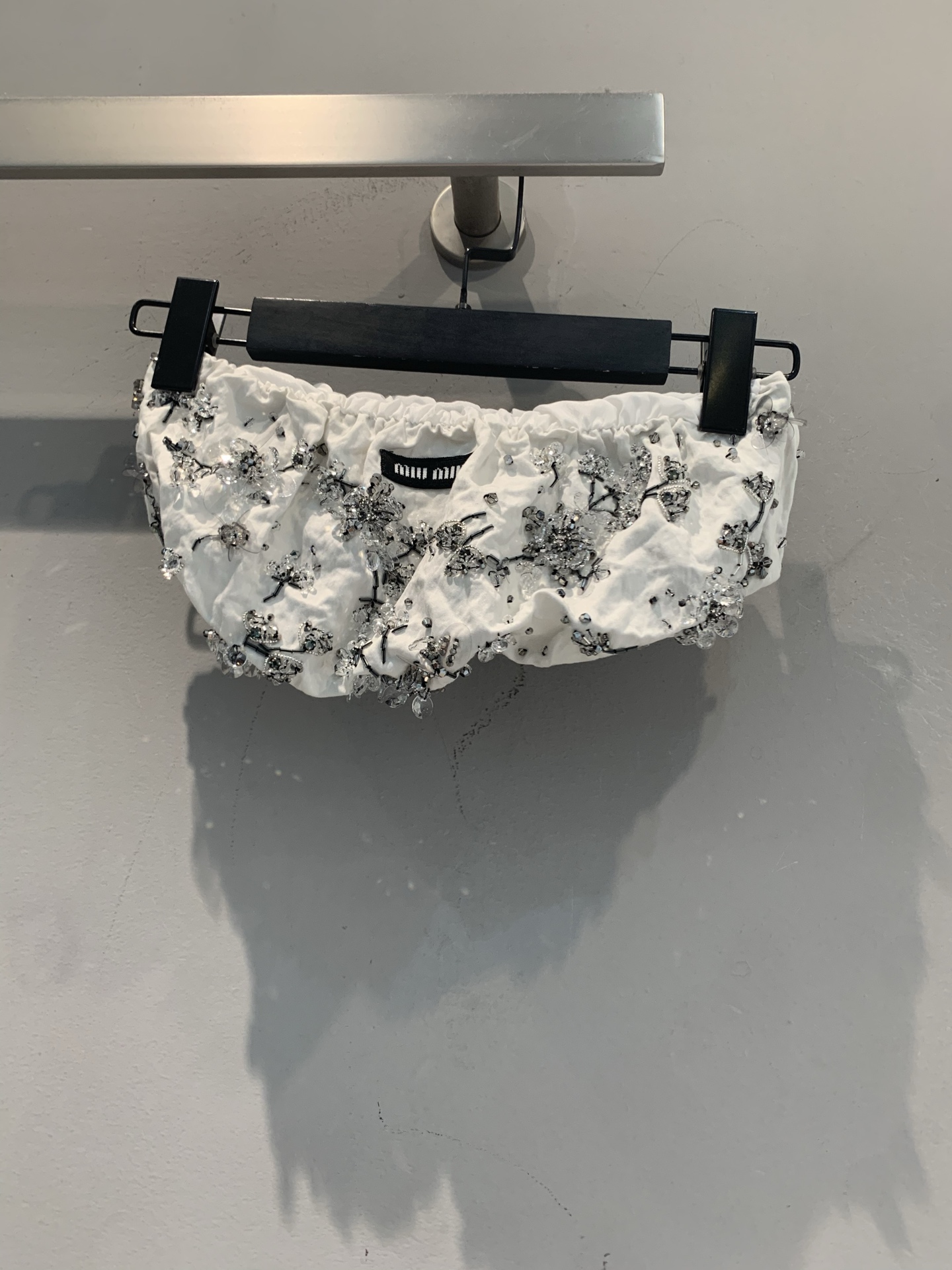 新款🆕 原版开发 Miumi*春夏新款时髦百搭重工钉珠白色原生棉裹胸，手工花型钉珠超精致，blingbl