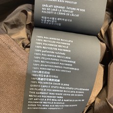新款🆕 原版开发 Prad*早秋新款时髦复古抽绳连帽短款外套,采用轻薄尼龙材质,深棕色调+白色拉链,简约 新款🆕 原版开发 Prad*早秋新款时髦复古抽绳连帽短款外套,采用轻薄尼龙材质,深棕色调+白色拉链,简约