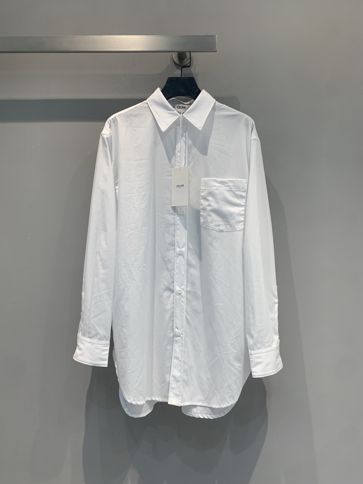 NO:904149,The new model has been shipped. The original development of Celin* early autumn new fashionable and versatile solid color mid-length white shirt, pure cotton material, soft and breathable, super comfortable to wear in spring and autumn!  Loose fit + classic lapels + one-sided chest pocket, simple and practical. The flat hem with side slits makes it easier to move and can modify your body shape. The white color is versatile and can be easily used for commuting, dating and daily life. It is OK to wear alone or layered with it!  The C series is neatly cut, comfortable and stylish. It is a basic wardrobe essential that can be matched with anything. Sizes include SML, celine, shirts,19860909新款出货啦 原版开发 Celin*早秋新款时髦百搭净色中长款白色衬衫,纯棉材质,柔软透气,春秋季节穿着超舒适！宽松版型+经典翻领+单侧胸袋,简约又实用.平摆下摆带侧开叉,活动更方便,还能修饰身形.白色百搭,通勤、约会、日常都能轻松驾驭,单穿或内搭都很OK！C系列剪裁利落,舒适又有型,是衣橱必备基础款,怎么搭都不出错.码数SML,,celine,shirts,,Women's clothing