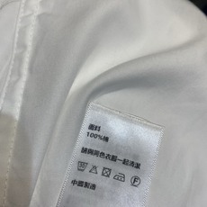 新款🆕 原版开发 Celin*早秋新款时髦百搭净色中长款白色衬衫,100%纯棉材质,柔软透气,春秋季节穿 新款🆕 原版开发 Celin*早秋新款时髦百搭净色中长款白色衬衫,100%纯棉材质,柔软透气,春秋季节穿