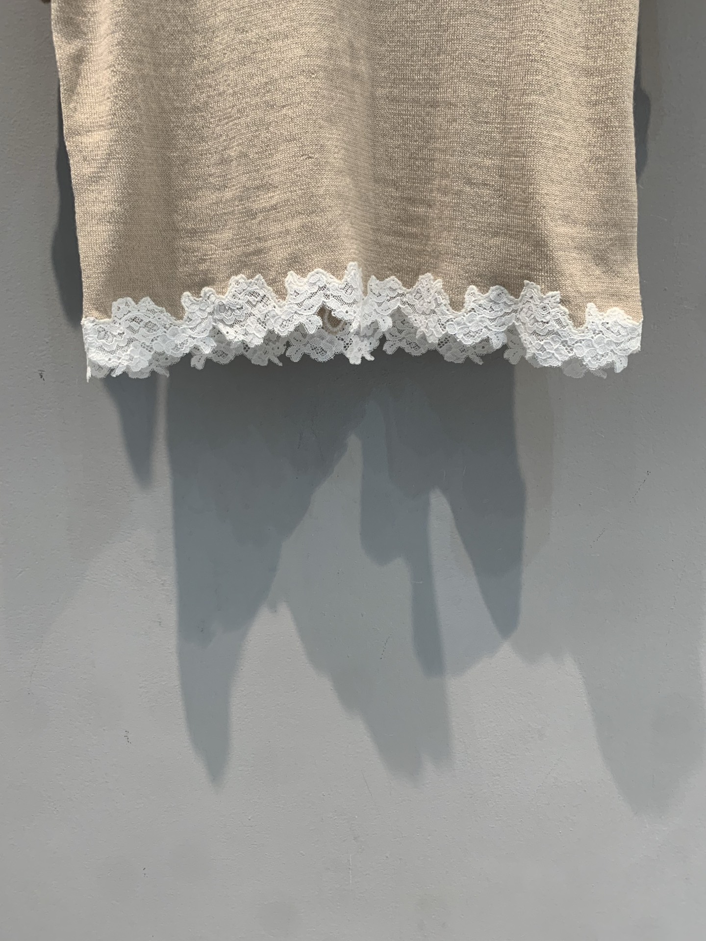 新款🆕 Miumi*春夏新款时髦百搭蕾丝花边针织短袖。浅米色针织面料柔软舒适，白色蕾丝下摆超有细节感✨。