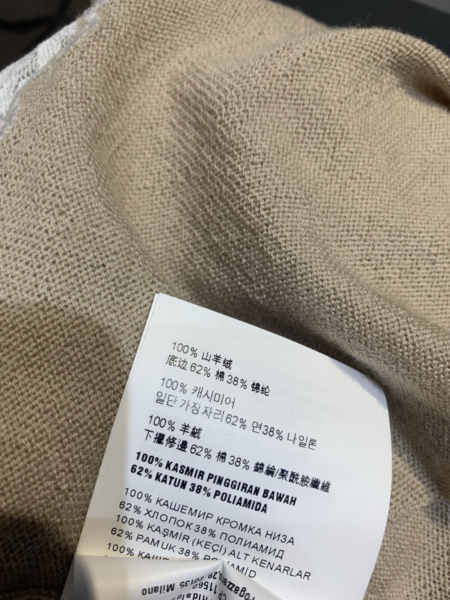 新款🆕 Miumi*春夏新款时髦百搭蕾丝花边针织短袖。浅米色针织面料柔软舒适，白色蕾丝下摆超有细节感✨。