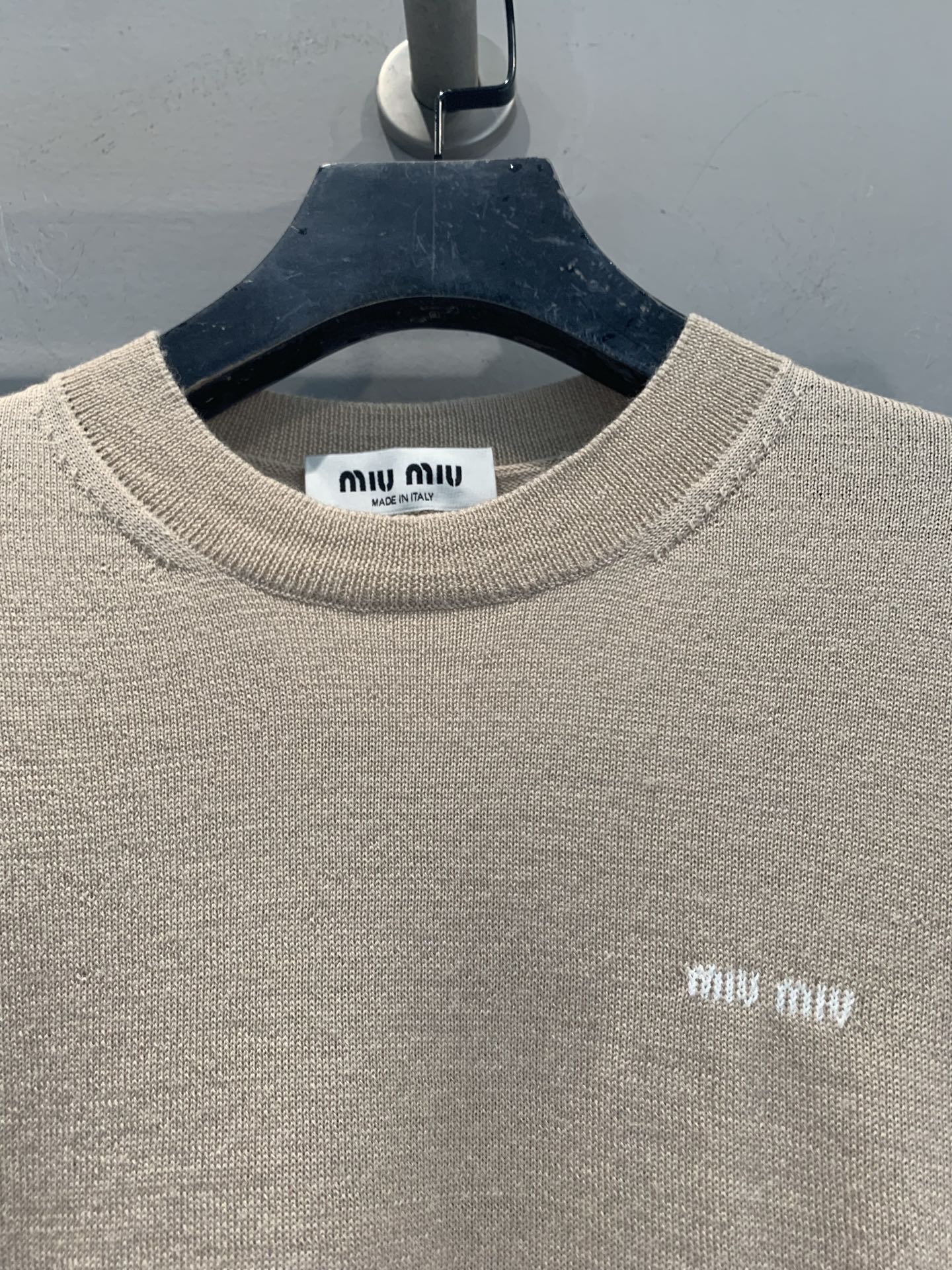 新款🆕 Miumi*春夏新款时髦百搭蕾丝花边针织短袖。浅米色针织面料柔软舒适，白色蕾丝下摆超有细节感✨。