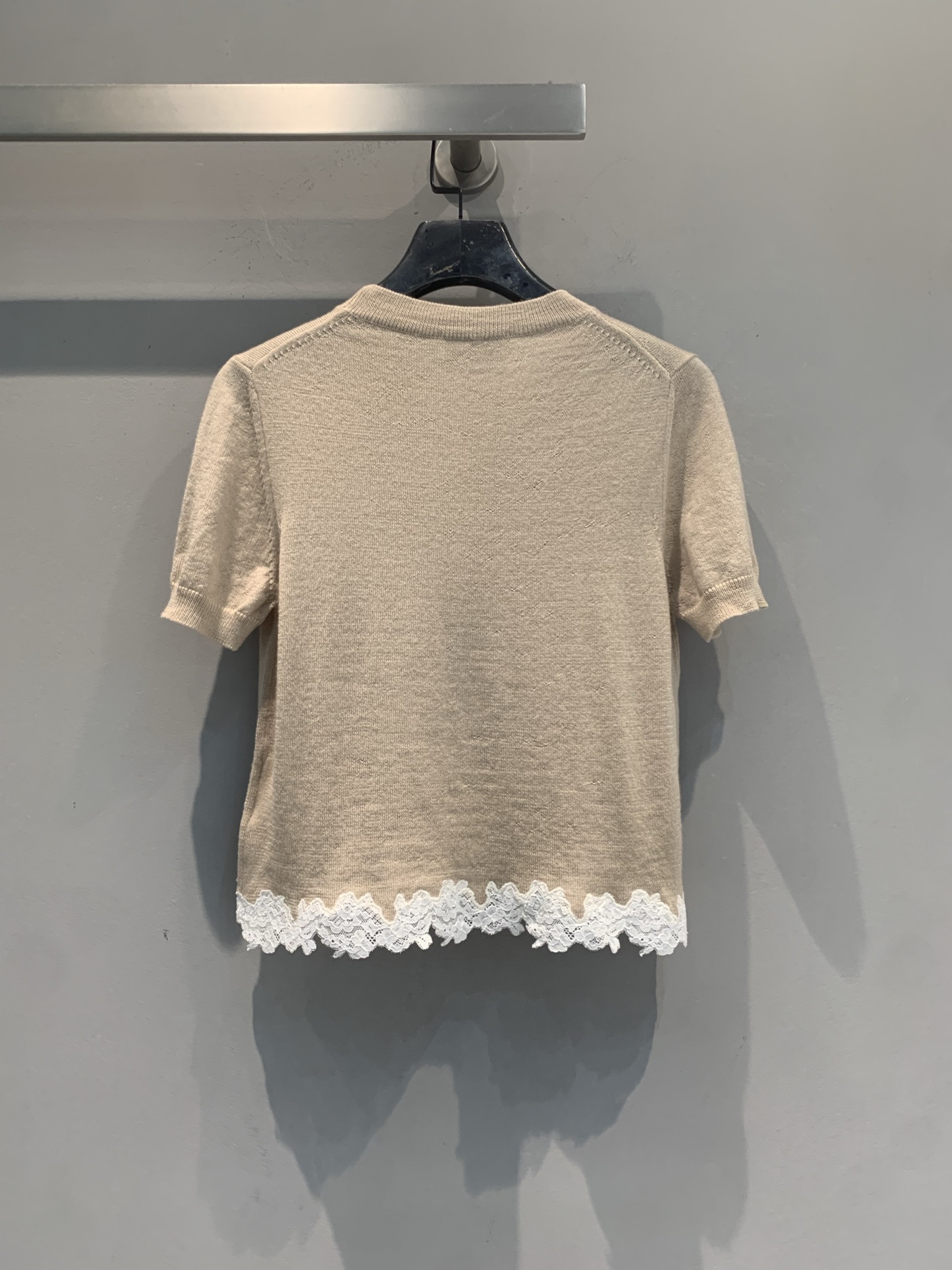 新款🆕 Miumi*春夏新款时髦百搭蕾丝花边针织短袖。浅米色针织面料柔软舒适，白色蕾丝下摆超有细节感✨。
