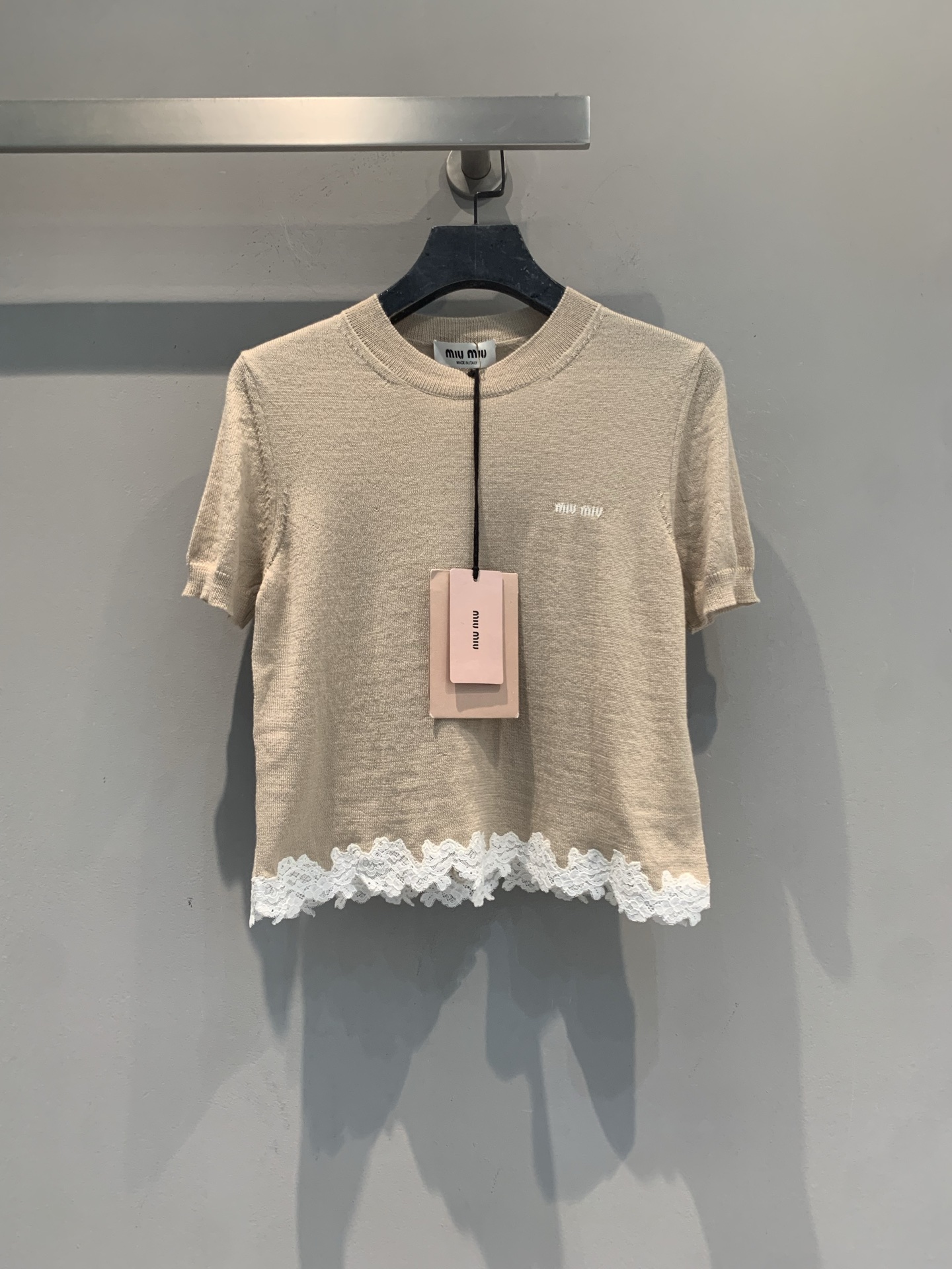 新款🆕 Miumi*春夏新款时髦百搭蕾丝花边针织短袖。浅米色针织面料柔软舒适，白色蕾丝下摆超有细节感✨。