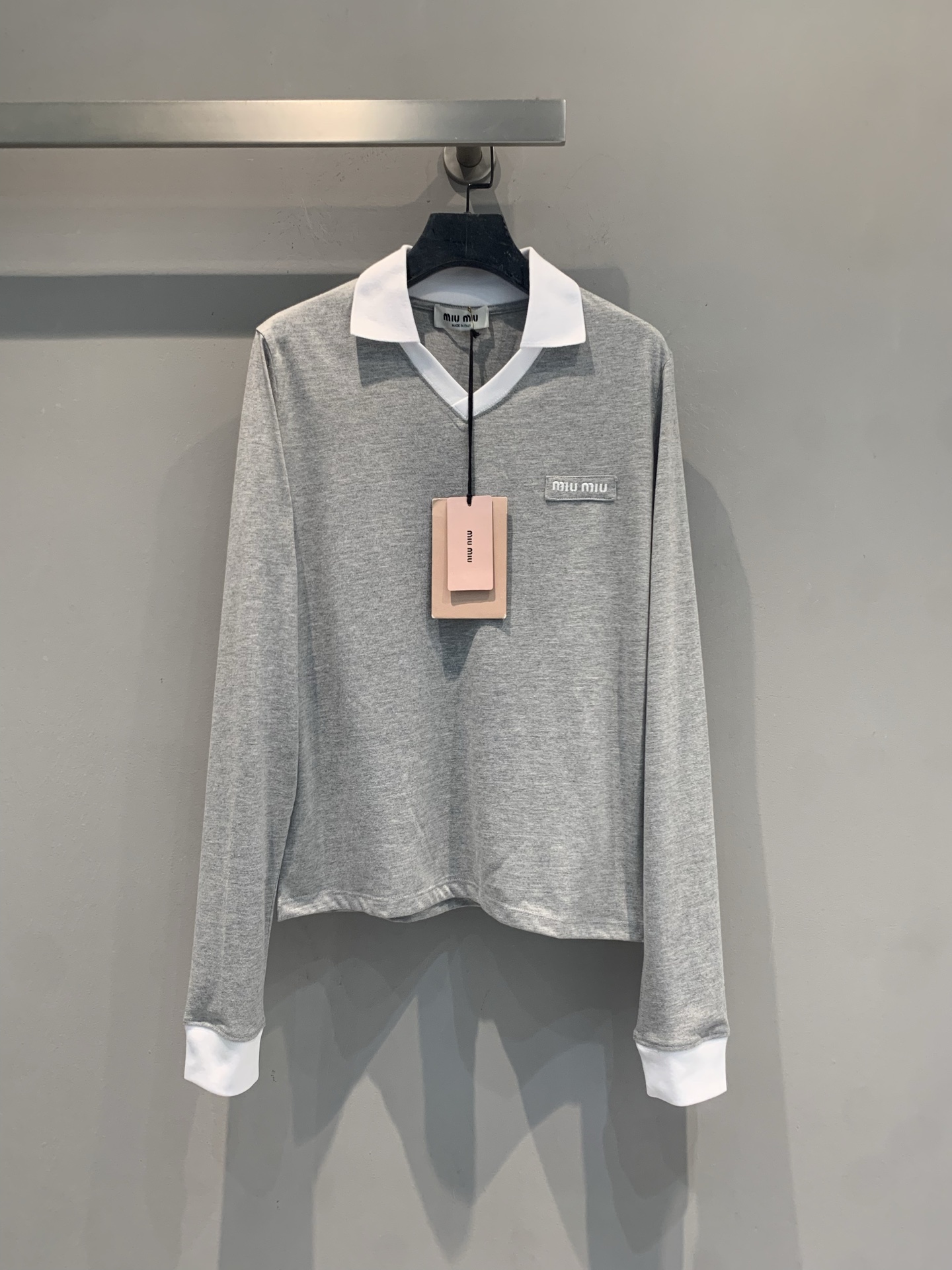 NO:904146,The new model is shipping. The original developed Miumi* spring and summer new fashionable and versatile fake two-piece Polo shirt, soft ribbed cotton fabric, white lapel + cuffs contrasting design, full of layering!  The brand embroidery on the chest has exquisite details, combining academic style and modernity. The gray is low-key and versatile, and can be easily worn for commuting and leisure. The fake two-piece design is full of layering, and it is great to wear alone or as an inner layer. It is comfortable and fashionable. It is one of Miu Miu's classic items. Size SML,,miumiu,19860909新款出货啦 原版开发 Miumi*春夏新款时髦百搭假两件Polo衫,柔软螺纹棉面料,白色翻领+袖口撞色设计,层次感满满！胸前品牌刺绣,细节精致,学院风与现代感兼具,灰色低调百搭,通勤休闲都能轻松驾驭.假两件设计叠穿感十足,单穿或内搭都很出彩,舒适又时髦,是Miu Miu经典单品之 码数SML,,miumiu,,Women's clothing