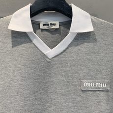 新款🆕 原版开发 Miumi*春夏新款时髦百搭假两件Polo衫,柔软螺纹棉面料,白色翻领+袖口撞色设计, 新款🆕 原版开发 Miumi*春夏新款时髦百搭假两件Polo衫,柔软螺纹棉面料,白色翻领+袖口撞色设计,