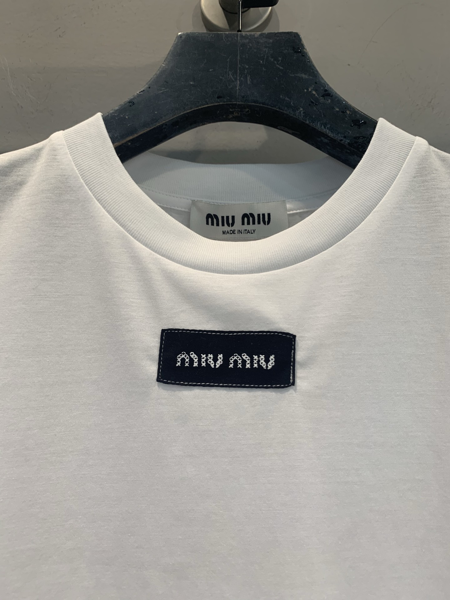 新款🆕 原版开发 Miumi**春夏新款时髦百搭黑标圆领短款T恤，采用纯棉材质，柔软舒适，夏天穿超清爽！