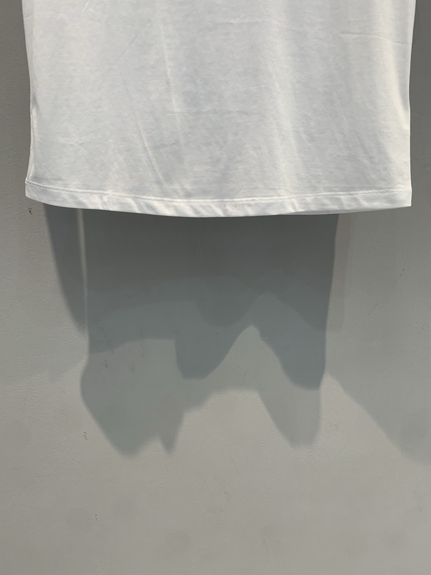 新款🆕 原版开发 Miumi**春夏新款时髦百搭黑标圆领短款T恤，采用纯棉材质，柔软舒适，夏天穿超清爽！