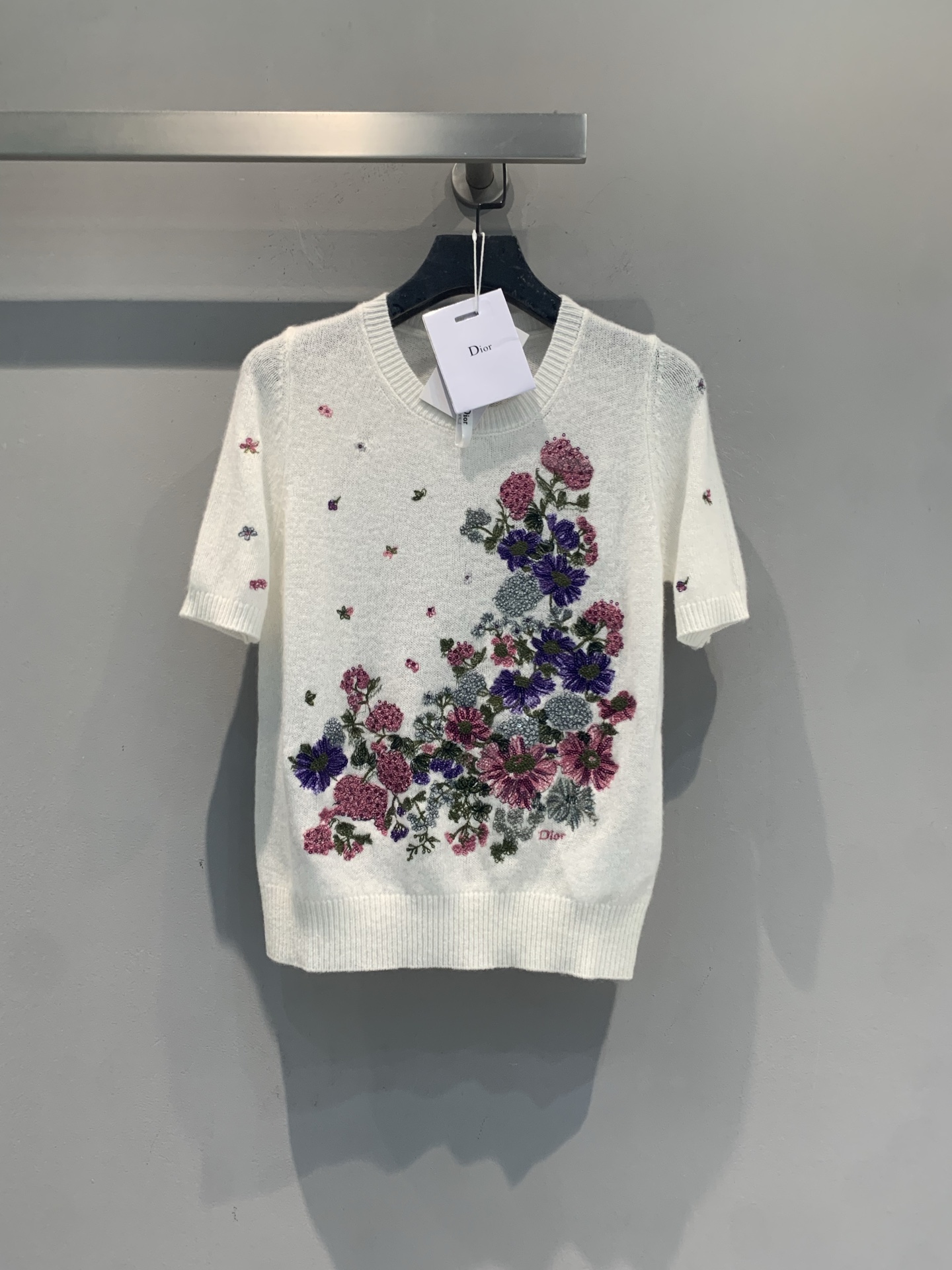 NO:892694,The new model is shipping. The original development CD26 early autumn new fashionable and versatile cashmere short sleeves with floral embroidery. White knitted fabric + pink and purple floral sequins, elegant and casual. Round neck short sleeve design, breathable and comfortable, perfect for summer!  The sequined details make the overall look more refined. Pair it with denim shorts or skirts to easily get a fashionable street look. It can be worn daily or on vacation. It is practical and has a sense of design. It is the highlight of Dior's early autumn series!  Size 36 38 40,,dior,skirts,shorts,T-shirt,19860909新款出货啦 原版开发 CD26早秋新款时髦百搭花卉刺绣羊绒短袖.白色针织面料+粉紫花卉亮片,优雅又休闲.圆领短袖设计,透气舒适,夏天穿超合适！亮片细节让整体更精致,搭配牛仔短裤或半裙,轻松get时尚出街look.日常、度假都能穿,实用又有设计感,是Dior早秋系列的亮点单品！码数36 38 40,,dior,skirts,shorts,T-shirt,,Women's clothing