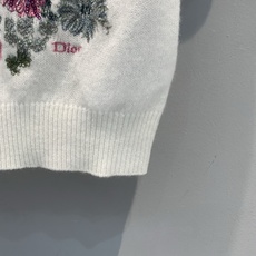 新款🆕 原版开发 CD26早秋新款时髦百搭花卉刺绣羊绒短袖。白色针织面料+粉紫花卉亮片,优雅又休闲✨。圆 新款🆕 原版开发 CD26早秋新款时髦百搭花卉刺绣羊绒短袖。白色针织面料+粉紫花卉亮片,优雅又休闲✨。圆