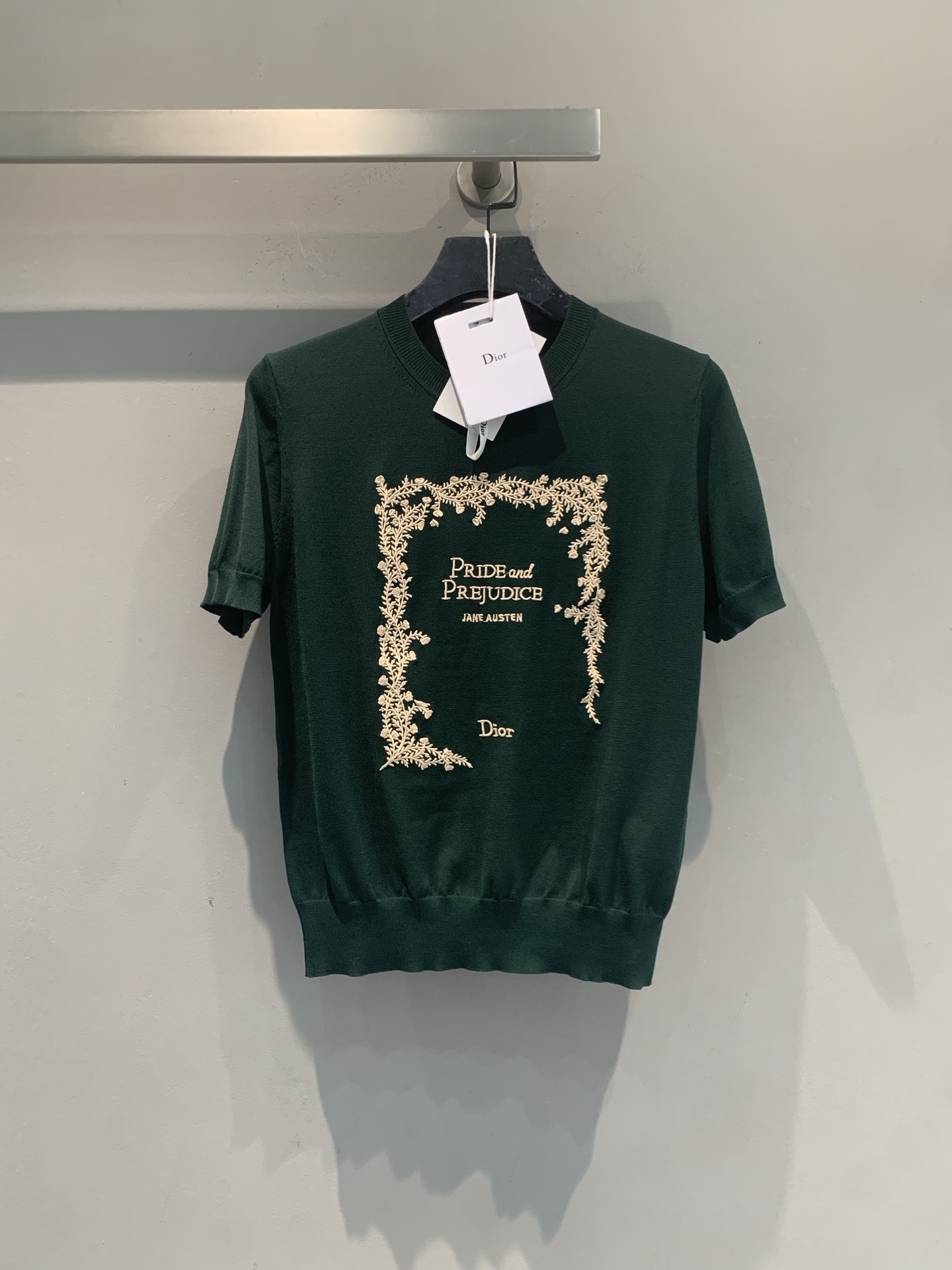 NO:905812,The new model has been shipped. The original development of CD early autumn new Pride and Prejudice themed knitted short sleeves. Dark green knitted material, soft and comfortable, with 'Pride and Prejudice' theme pattern embroidered on the front, with white floral border, full of literary and artistic feeling. College style mixed with literary romance, can be easily used in daily or formal occasions. Exquisite embroidery craftsmanship, perfect details, the cabinet is about 10,505 yuan, it is a high-end fashion item, very suitable for sisters who like unique design and quality!  Code number 36 38 40,,T-shirt,19860909新款出货啦 原版开发 CD早秋新款傲慢与偏见主题针织短袖.墨绿色针织材质,柔软舒适,正面绣有《傲慢与偏见》主题图案,搭配白色花卉边框,文艺感满满.学院风混搭文学浪漫,日常或正式场合都能轻松驾驭.精致刺绣工艺,细节满分,柜约10505元,属于高端时尚单品,超适合喜欢独特设计和品质的姐妹们！码数 36 38 40,,T-shirt,,Women's clothing