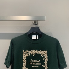 新款🆕 原版开发 CD早秋新款傲慢与偏见主题针织短袖。墨绿色针织材质,柔软舒适,正面绣有《傲慢与偏见》主 新款🆕 原版开发 CD早秋新款傲慢与偏见主题针织短袖。墨绿色针织材质,柔软舒适,正面绣有《傲慢与偏见》主