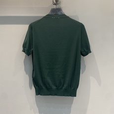 新款🆕 原版开发 CD早秋新款傲慢与偏见主题针织短袖。墨绿色针织材质,柔软舒适,正面绣有《傲慢与偏见》主 新款🆕 原版开发 CD早秋新款傲慢与偏见主题针织短袖。墨绿色针织材质,柔软舒适,正面绣有《傲慢与偏见》主