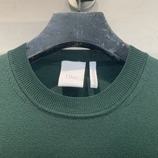 新款🆕 原版开发 CD早秋新款傲慢与偏见主题针织短袖。墨绿色针织材质,柔软舒适,正面绣有《傲慢与偏见》主 新款🆕 原版开发 CD早秋新款傲慢与偏见主题针织短袖。墨绿色针织材质,柔软舒适,正面绣有《傲慢与偏见》主