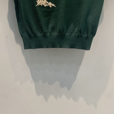 新款🆕 原版开发 CD早秋新款傲慢与偏见主题针织短袖。墨绿色针织材质,柔软舒适,正面绣有《傲慢与偏见》主 新款🆕 原版开发 CD早秋新款傲慢与偏见主题针织短袖。墨绿色针织材质,柔软舒适,正面绣有《傲慢与偏见》主