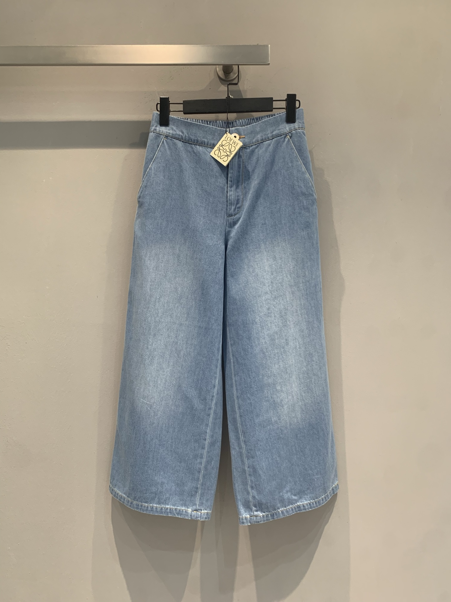 NO:904095,The new model is shipping. The original development Loew* new spring and summer fashionable and versatile embroidered logo light blue washed wide-leg jeans are made of soft denim fabric, loose nine-point design, elastic waistband is super comfortable, easy to put on and take off!  The back pocket has brand embroidery, and the details are light blue, which is refreshing and healing. It can be easily used for daily commuting or leisure. Pair it with a short top or a sweater to easily get a retro and relaxed feel, which is fashionable and versatile!  Code number SML,,loewe,jeans,19860909新款出货啦 原版开发 Loew*春夏新款时髦百搭刺绣logo浅蓝水洗阔腿牛仔裤,采用柔软牛仔面料,宽松九分设计,松紧腰头超舒适,穿脱方便！后袋有品牌刺绣,细节满分浅蓝色调清新治愈,日常通勤或休闲都能轻松驾驭.搭配短款上衣或针织衫,轻松get复古松弛感,时髦又百搭！码数SML,,loewe,jeans,,Women's clothing