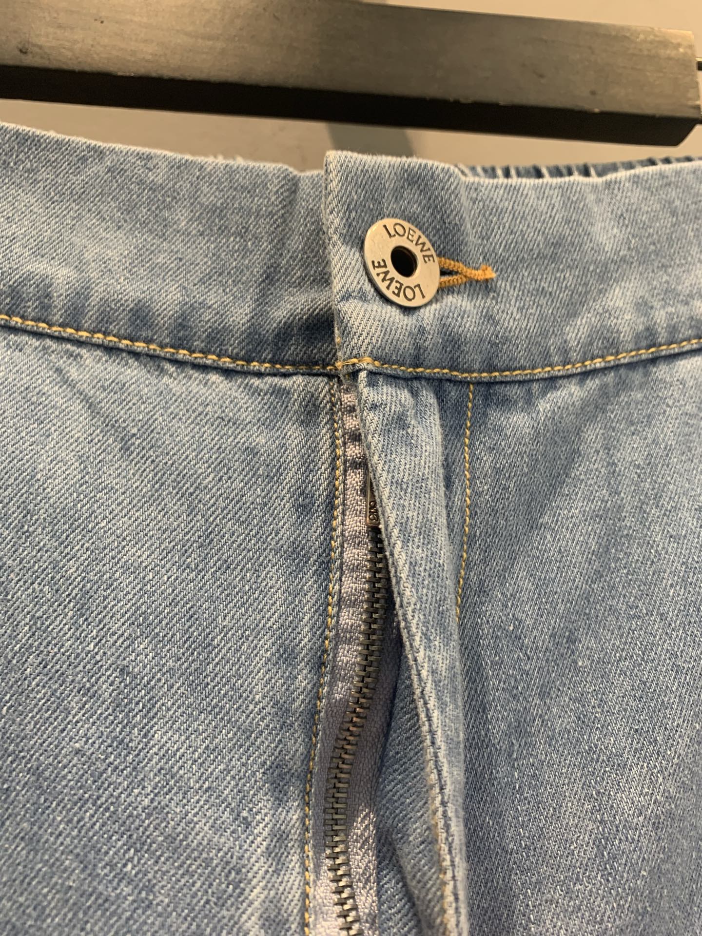 新款🆕 原版开发 Loew*春夏新款时髦百搭刺绣logo浅蓝水洗阔腿牛仔裤，采用柔软牛仔面料，宽松九分设