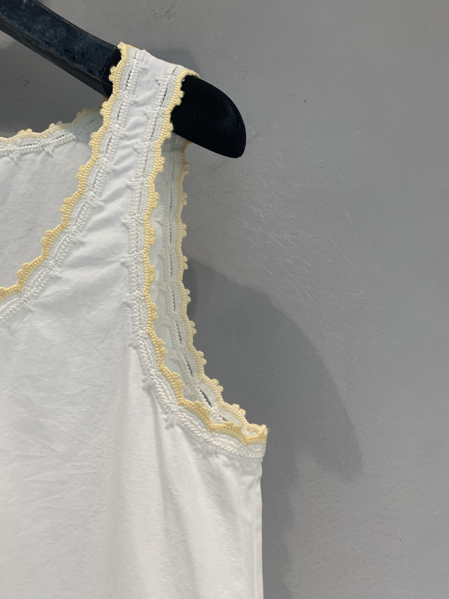 新款🆕 原版开发 Miumi*春夏新款时髦百搭金色花边亚麻背心裙，米白色调+精致金色花边，复古又温柔！无