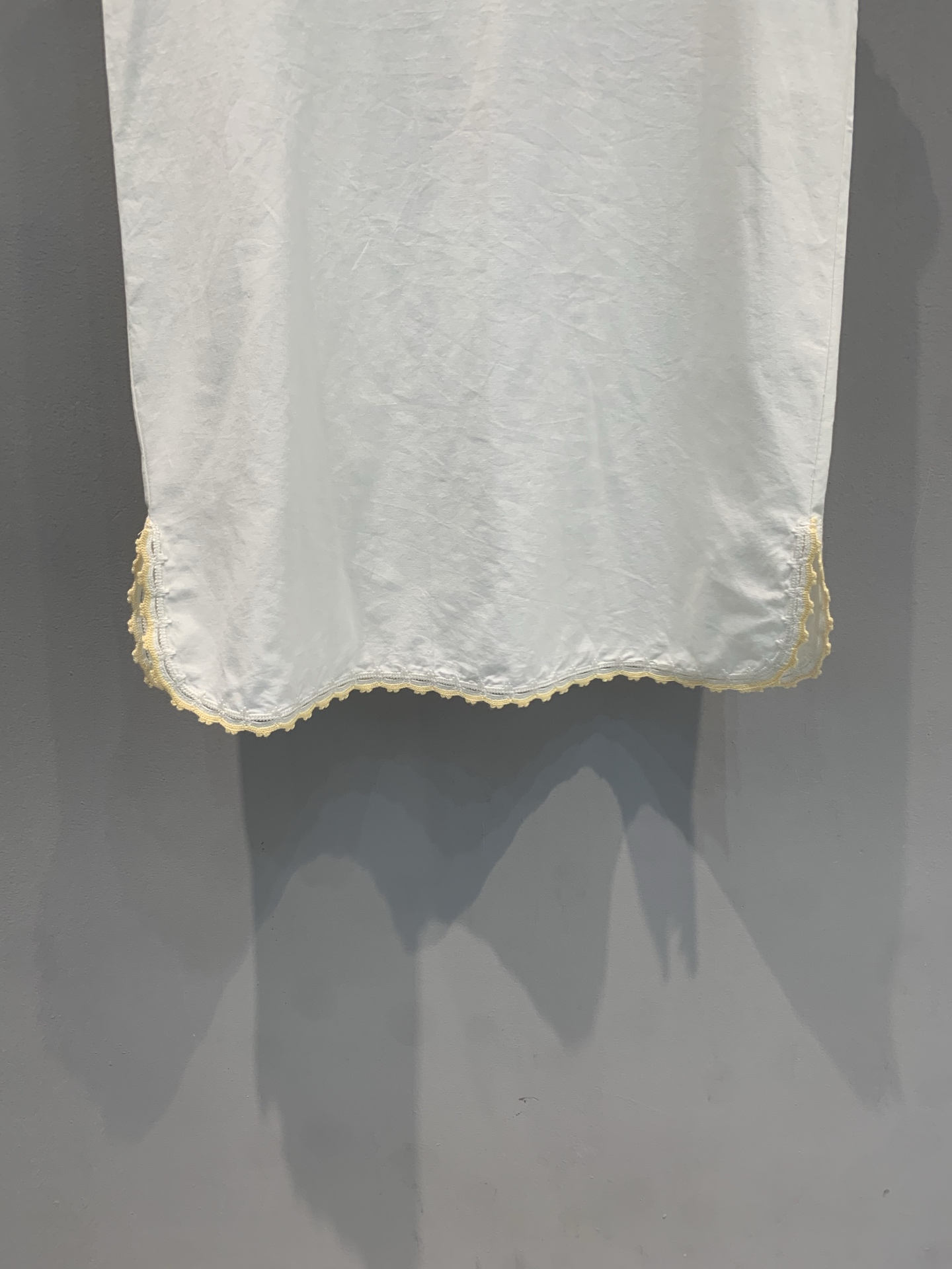 新款🆕 原版开发 Miumi*春夏新款时髦百搭金色花边亚麻背心裙，米白色调+精致金色花边，复古又温柔！无