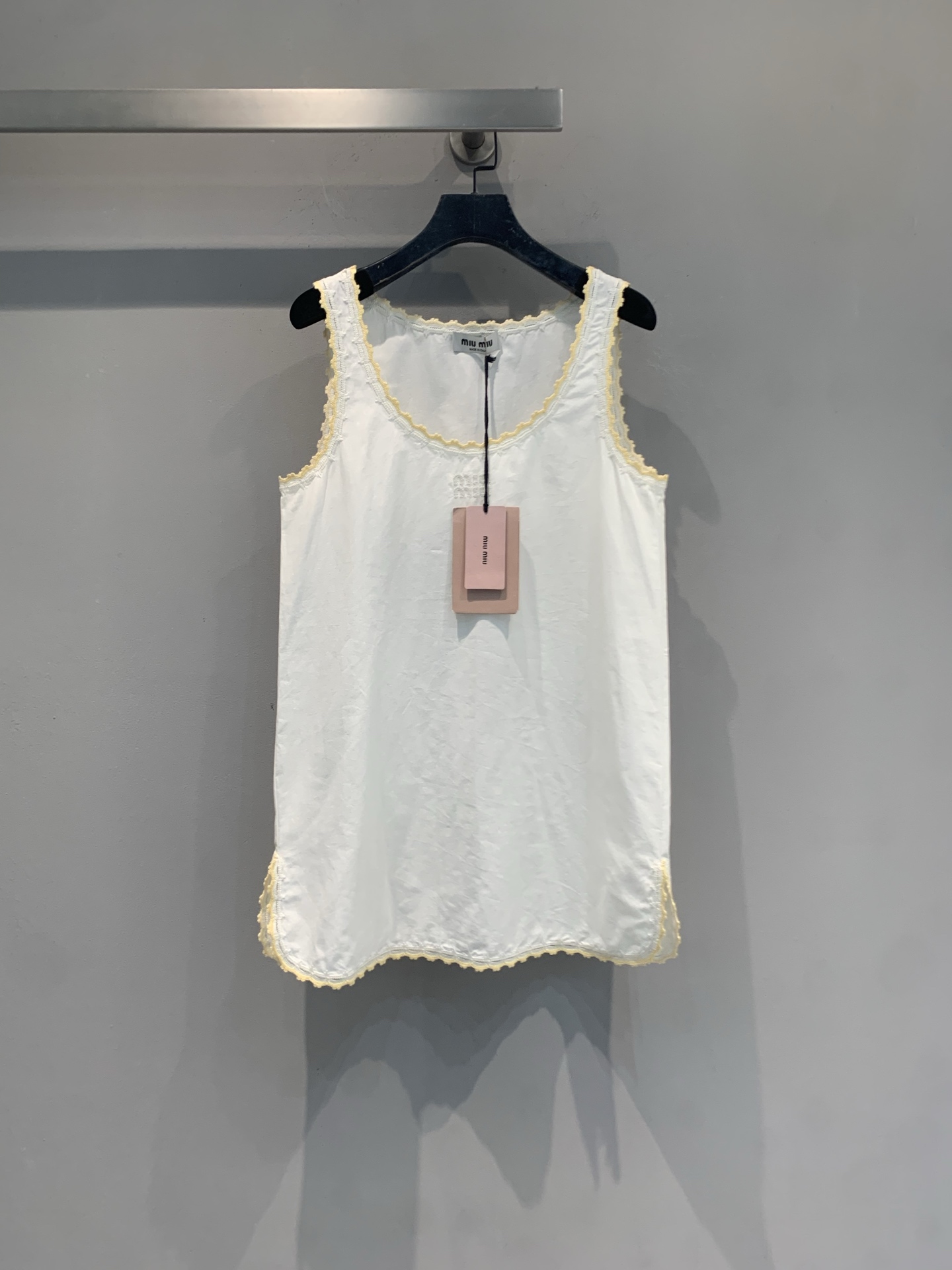 NO:905794,The new model has been shipped. The original development of Miumi* new spring and summer fashionable and versatile golden lace linen vest dress, off-white tone + exquisite golden lace, retro and gentle!  Sleeveless and loose fit, super breathable in summer, light, comfortable and not stuffy. The lace details on the neckline and skirt are full of layers. It looks great when worn alone or layered with a shirt ~ It can be easily worn in daily life, vacations and photos. It has both relaxation and elegance. It is a must-have and versatile item for summer wardrobe!  Size SML,,miumiu,skirts,shirts,19860909新款出货啦 原版开发 Miumi*春夏新款时髦百搭金色花边亚麻背心裙,米白色调+精致金色花边,复古又温柔！无袖宽松版型,夏天穿超透气,轻盈舒适不闷热.领口和裙摆蕾丝细节,层次感满满,单穿or叠搭衬衫都很出彩～日常、度假、拍照都能轻松驾驭,松弛感和优雅气质兼具,是夏日衣橱必备百搭单品！码数SML,,miumiu,skirts,shirts,,Women's clothing