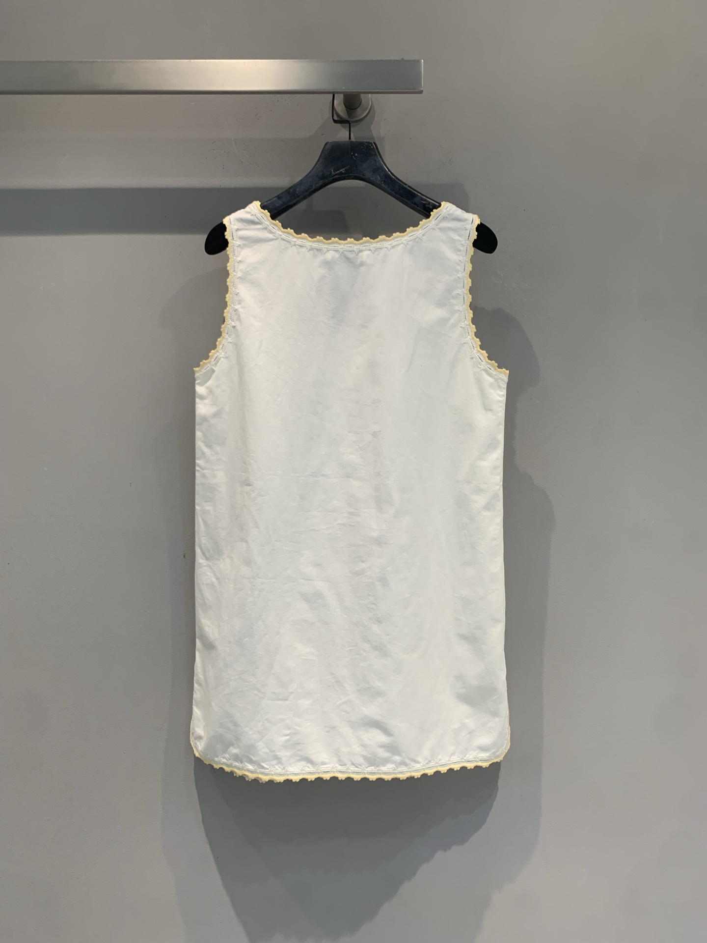 新款🆕 原版开发 Miumi*春夏新款时髦百搭金色花边亚麻背心裙，米白色调+精致金色花边，复古又温柔！无