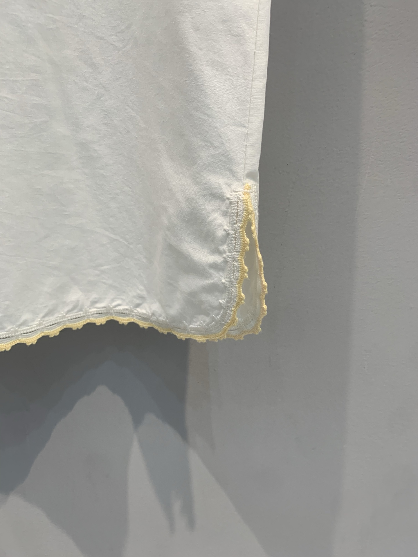 新款🆕 原版开发 Miumi*春夏新款时髦百搭金色花边亚麻背心裙，米白色调+精致金色花边，复古又温柔！无
