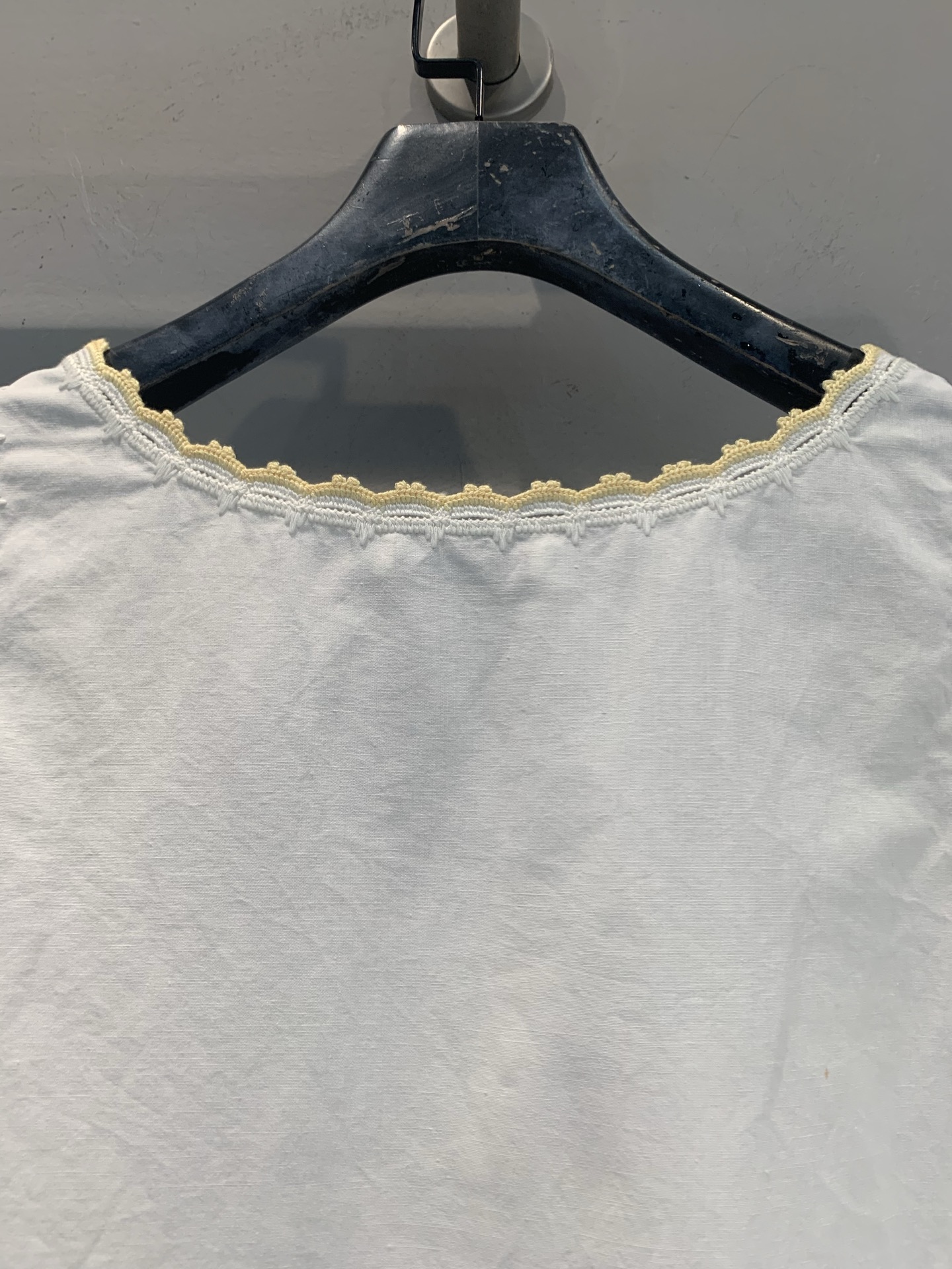新款🆕 原版开发 Miumi*春夏新款时髦百搭金色花边亚麻背心裙，米白色调+精致金色花边，复古又温柔！无