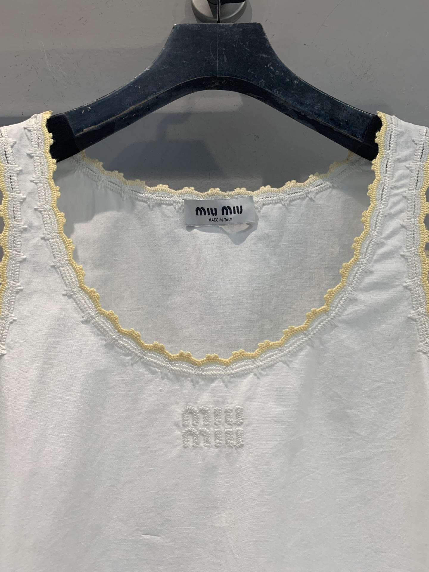 新款🆕 原版开发 Miumi*春夏新款时髦百搭金色花边亚麻背心裙，米白色调+精致金色花边，复古又温柔！无