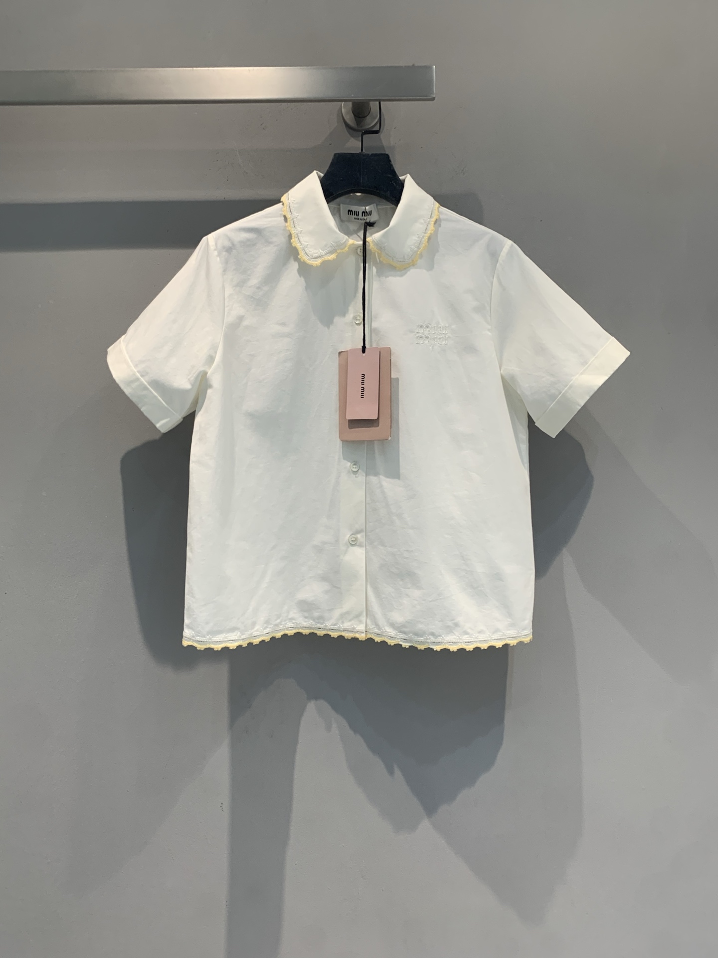NO:905737,The new model is shipping. The original developed Miumi* new spring and summer fashionable and versatile gold-edged doll collar white shirt, made of linen and cotton blended material, smooth and breathable, milky white color is super fresh. Doll collar + fine gold lace binding, full of sophistication, short-sleeved single-breasted design, three-dimensional embossed logo on the chest, high brand recognition. The gold lace on the hem echoes the neckline, and you must pay attention to details!  It can be easily worn for daily commuting, dating, and afternoon tea. Pair it with a light-colored mini bag or skirt, and you can easily get a girly look. Size SML, miumiu, mini bags, skirts, shirts, T-shirt,19860909新款出货啦 原版开发 Miumi*春夏新款时髦百搭金边娃娃领白衬衫,亚麻棉混纺材质,柔滑透气,奶白色调超清新.娃娃领+细金蕾丝包边,精致感满满,短袖单排扣设计,胸前立体压印Logo,品牌辨识度高.下摆金蕾丝花边呼应领口,细节控必入！日常通勤、约会、下午茶都能轻松驾驭,搭配浅色迷你包或裙装,元气少女感轻松get.码数SML,,miumiu,mini bags,skirts,shirts,T-shirt,,Women's clothing