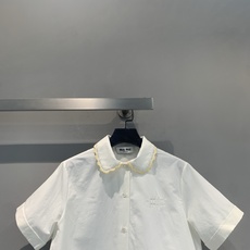 新款🆕 原版开发 Miumi*春夏新款时髦百搭金边娃娃领白衬衫,亚麻棉混纺材质,柔滑透气,奶白色调超清新 新款🆕 原版开发 Miumi*春夏新款时髦百搭金边娃娃领白衬衫,亚麻棉混纺材质,柔滑透气,奶白色调超清新