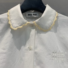 新款🆕 原版开发 Miumi*春夏新款时髦百搭金边娃娃领白衬衫,亚麻棉混纺材质,柔滑透气,奶白色调超清新 新款🆕 原版开发 Miumi*春夏新款时髦百搭金边娃娃领白衬衫,亚麻棉混纺材质,柔滑透气,奶白色调超清新