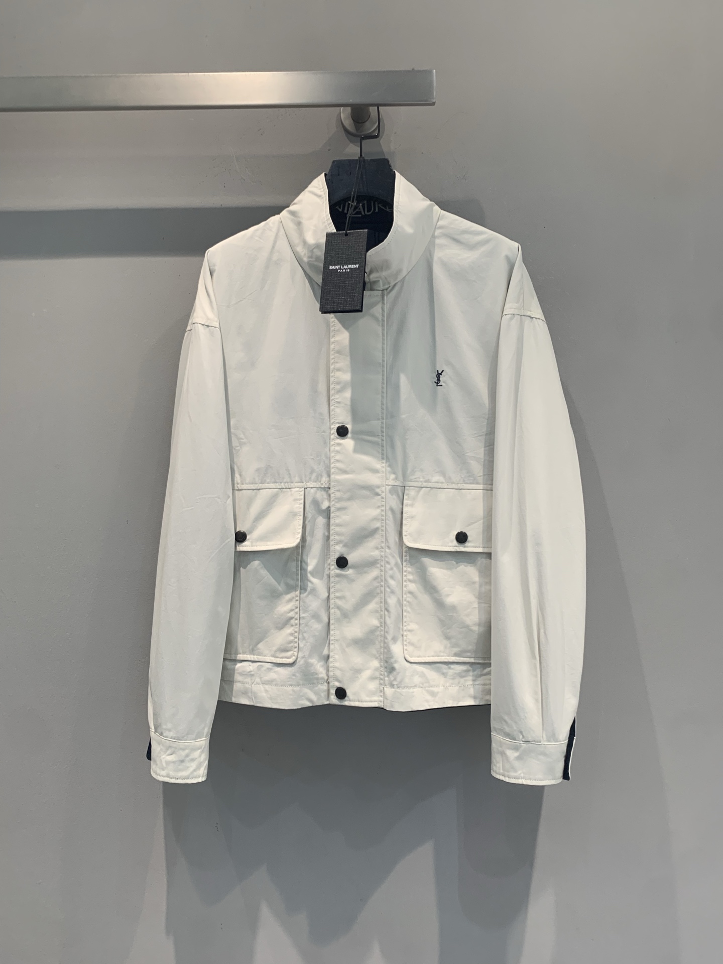 NO:900255,The new model is shipping. The original development YSL26 early autumn new fashionable and versatile reversible jacket. The off-white and navy blue sides can be switched at will, making it easy to cope with various wearing scenarios!  Made of retro brushed material, it feels super soft, and the embroidered logo on the lapel is super recognizable. The slightly loose fit is super friendly to the figure, and the contrasting color details on the cuffs are a plus~ It can be worn for commuting, daily life, and leisure. It is practical and fashionable. It is a must-have hot item this season!  Size SML,,saint laurent,jackets & coats,19860909新款出货啦 原版开发 YSL26早秋新款时髦百搭双面穿夹克,米白&藏青两面随心切换,轻松应对多种穿搭场景！复古磨毛材质,手感超柔软,翻领刺绣Logo超有辨识度.微宽松版型,对身材超友好,袖口撞色细节很加分～通勤、日常、休闲都能穿,实用又时髦,是本季必入热门单品！码数SML,,saint laurent,jackets & coats,,Women's clothing