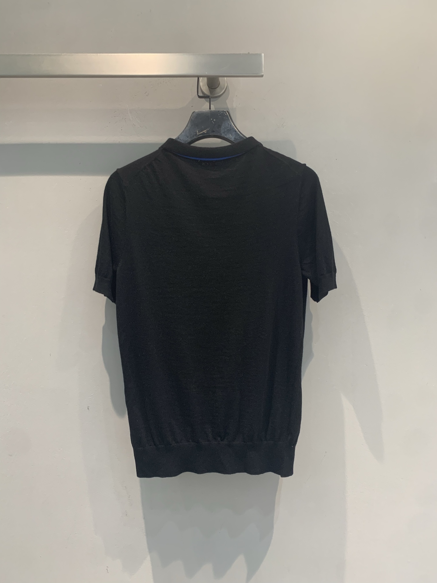 新款🆕 原版开发 Loew*早秋新款时髦百搭刺绣logo黑色针织短袖，100%纯羊毛，软糯亲肤又透气，春