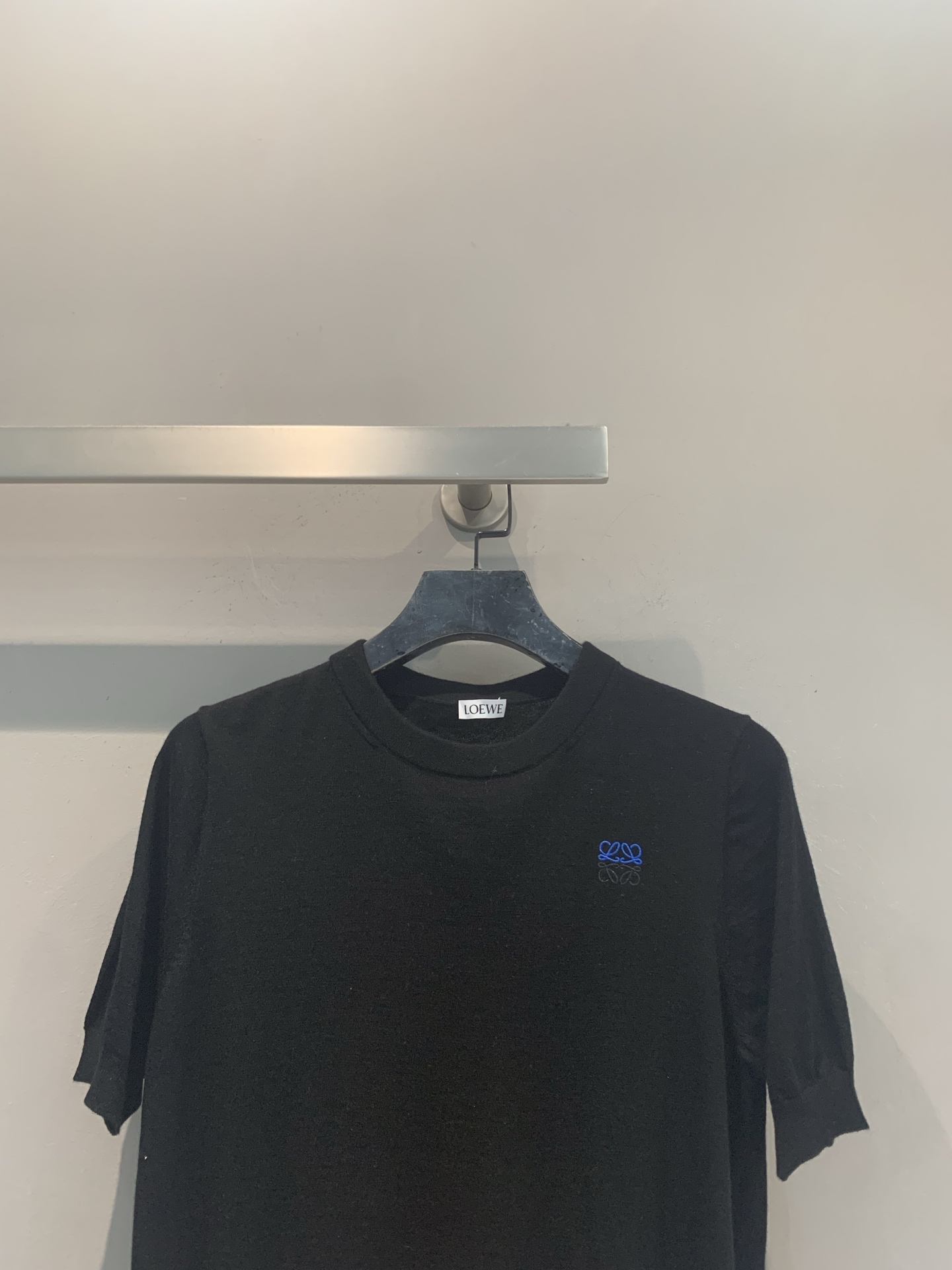 新款🆕 原版开发 Loew*早秋新款时髦百搭刺绣logo黑色针织短袖，100%纯羊毛，软糯亲肤又透气，春