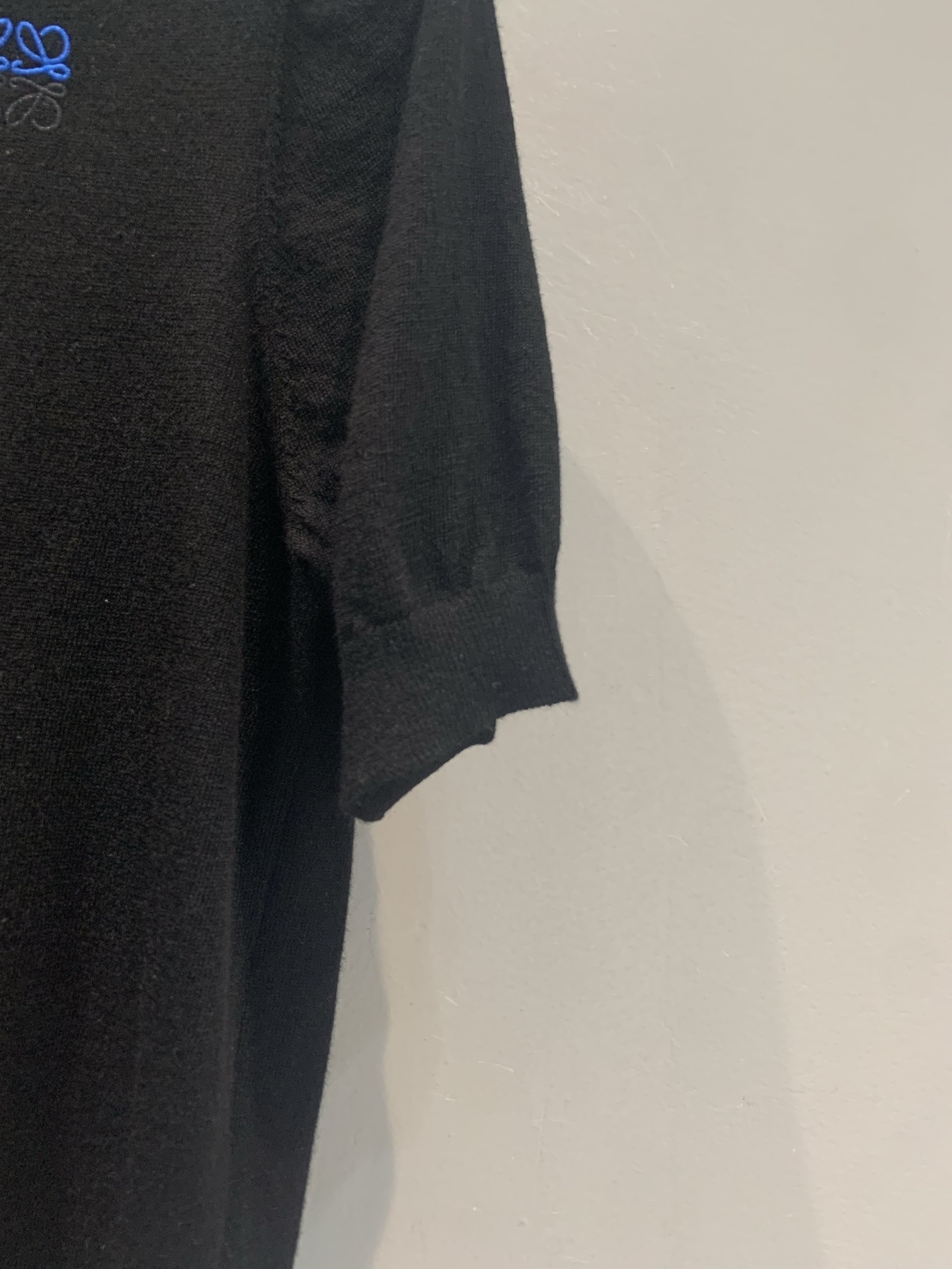 新款🆕 原版开发 Loew*早秋新款时髦百搭刺绣logo黑色针织短袖，100%纯羊毛，软糯亲肤又透气，春