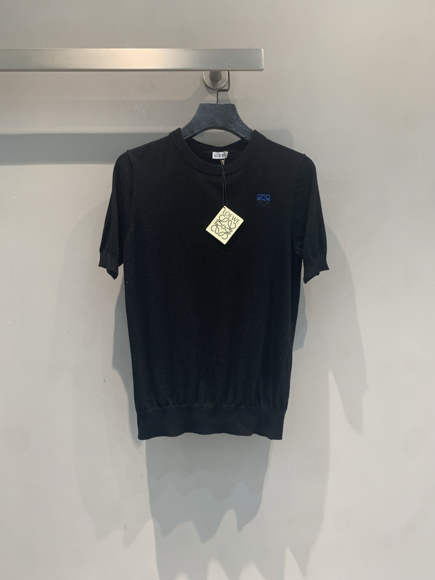 NO:900278,The new model is shipping, originally developed by Loew* for early autumn, new fashionable and versatile black knitted short-sleeved logo embroidery, pure wool, soft, skin-friendly and breathable, super comfortable to wear in spring and summer!  The blue embroidered logo on the chest is low-key and recognizable, and the simple design is versatile. It goes well with denim skirts or trousers. The trapezoidal draped version is slim and atmospheric. It is practical to wear alone or layered with it. It is a must-have classic in the wardrobe!  Size SML,,loewe,skirts,T-shirt,19860909新款出货啦 原版开发 Loew*早秋新款时髦百搭刺绣logo黑色针织短袖,纯羊毛,软糯亲肤又透气,春夏穿超舒服！胸前蓝色刺绣Logo低调有辨识度,简约设计百搭,配牛仔裙或裤装都很OK.梯形垂坠版型显瘦又有氛围感,单穿或内搭都很实用,是衣橱必备经典款！码数SML,,loewe,skirts,T-shirt,,Women's clothing
