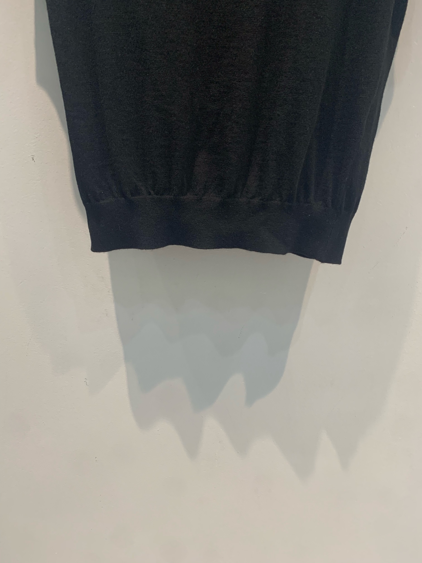 新款🆕 原版开发 Loew*早秋新款时髦百搭刺绣logo黑色针织短袖，100%纯羊毛，软糯亲肤又透气，春